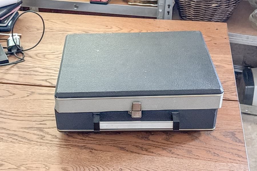 Vintage Plattenspieler im Koffer